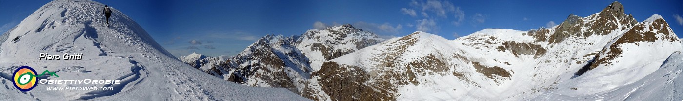 41 In ripida salita per cima Monte Avaro spazzati da forti raffiche di vento .jpg